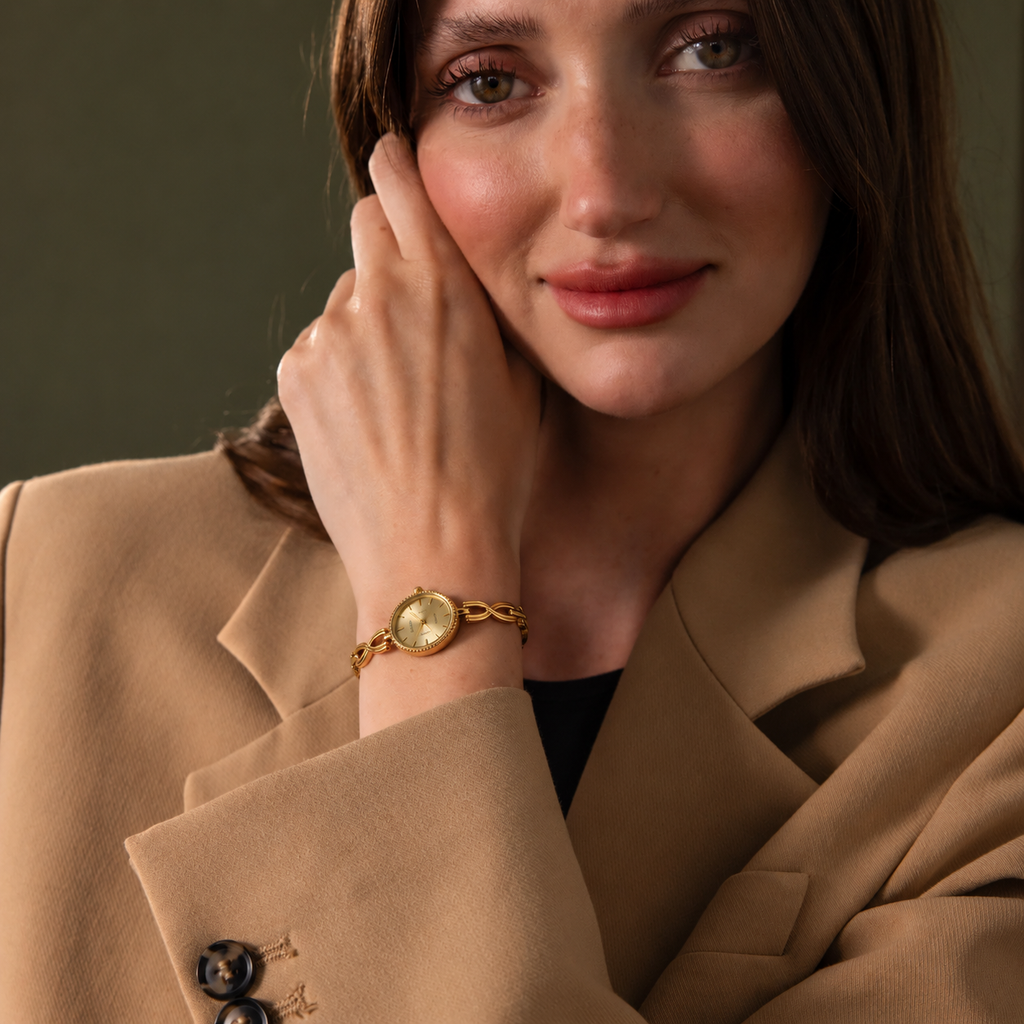 2025 New Women's Bracelet Watch with Artistic Temperament Compact Mini Retro Light Luxury  Watch
