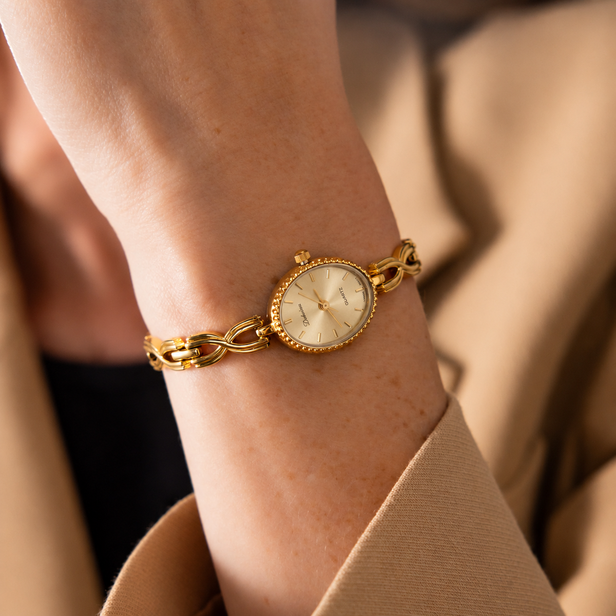 2025 New Women's Bracelet Watch with Artistic Temperament Compact Mini Retro Light Luxury  Watch