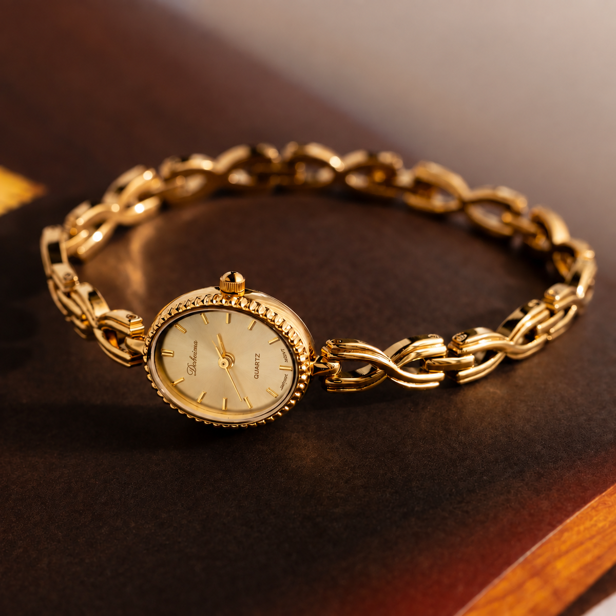 2025 New Women's Bracelet Watch with Artistic Temperament Compact Mini Retro Light Luxury  Watch