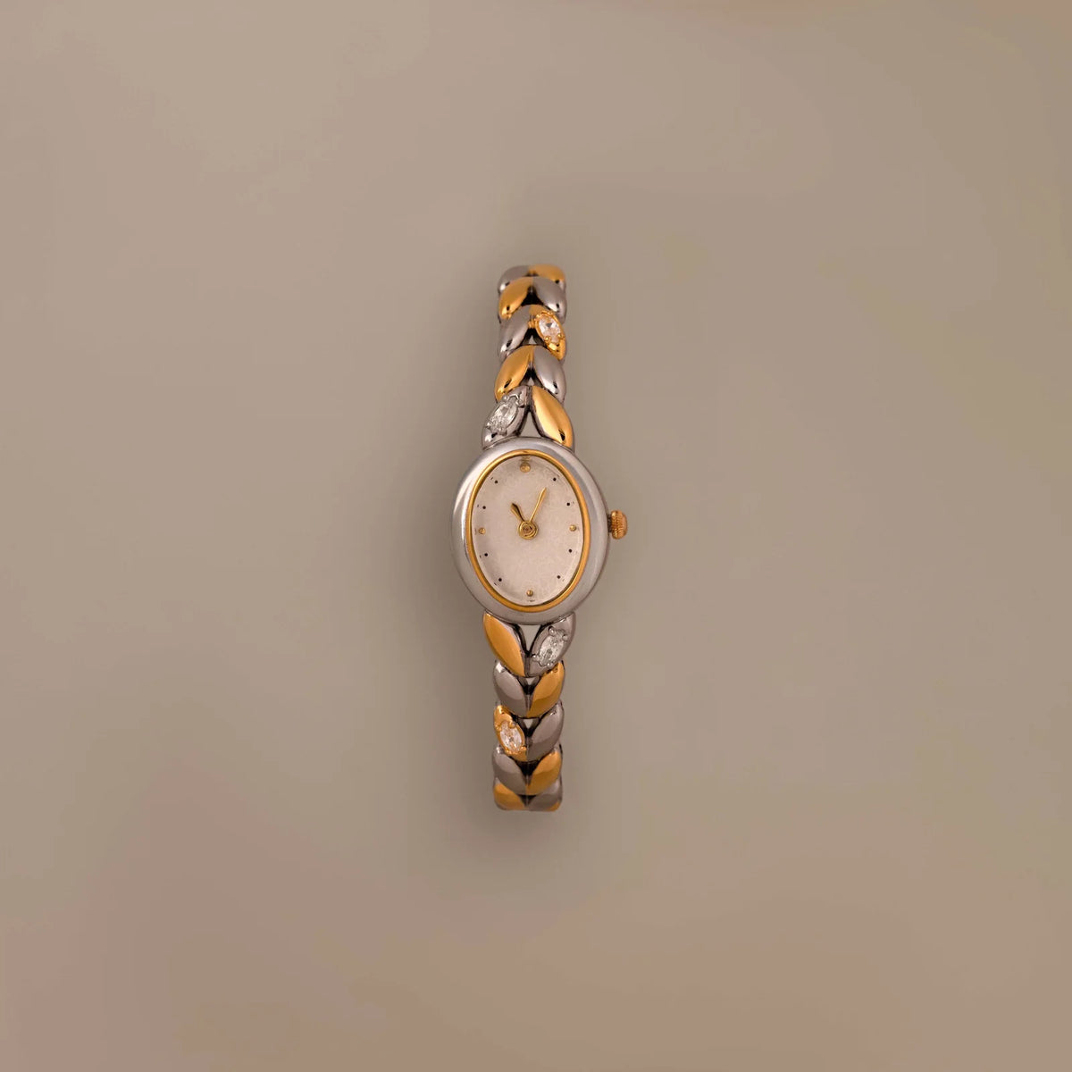 Oval watch with inlay