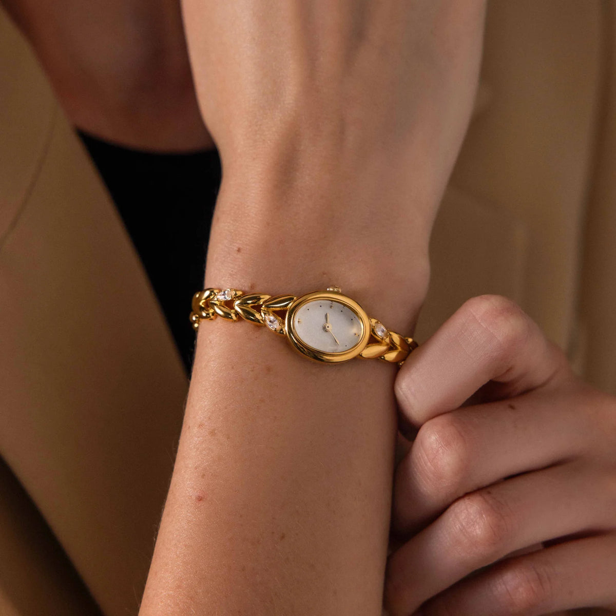 Oval watch with inlay